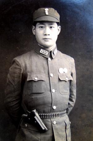 1950年，台湾共产党员林正亨被枪决，囚车正巧经过他家门前，他猛然站起急切的大喊