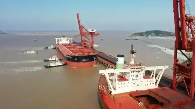 2025年宁波舟山港完成货物吞吐量超14亿吨，连续17年位居全球第一，宁波舟山港