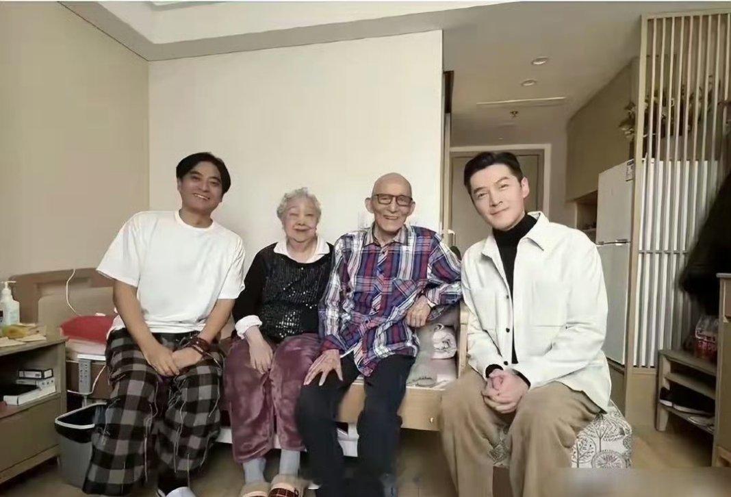 游本昌老先生离 世，胡歌心里想必最为悲痛。二人因《繁花》结缘，90岁的游老每日在
