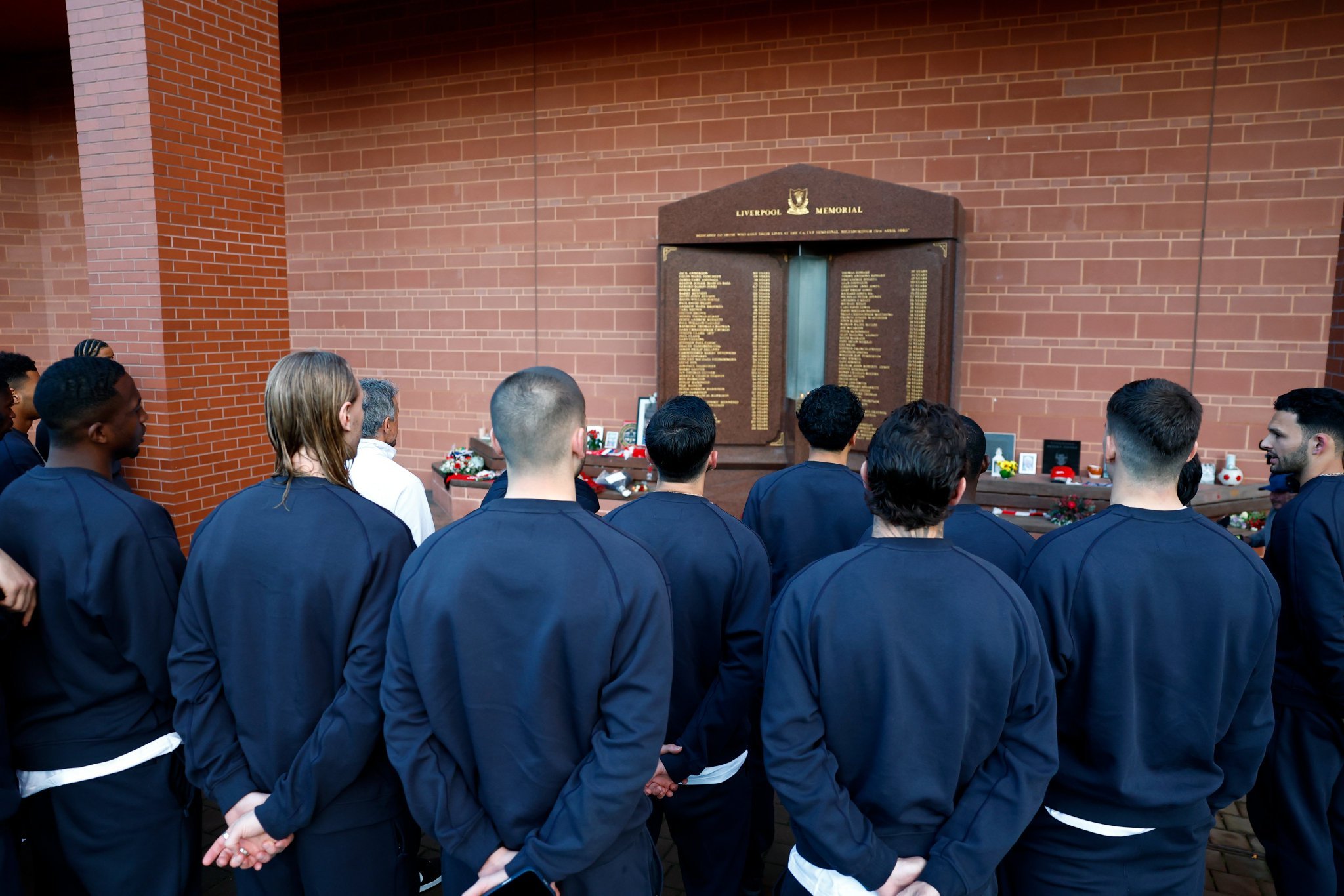 欧冠  纳赛尔·阿尔-赫莱菲在整个球队的陪同下，向希尔斯伯勒悲剧的受害者致敬，随