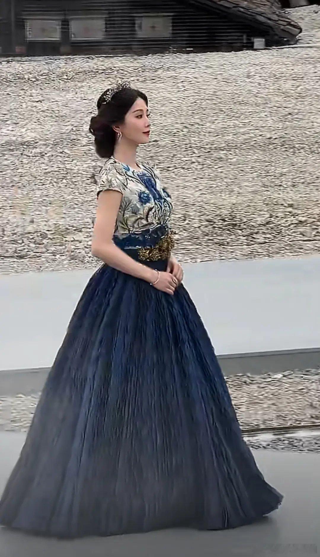 刘诗诗现在这个年纪了走红毯还是不能放下公主裙嘛？ 