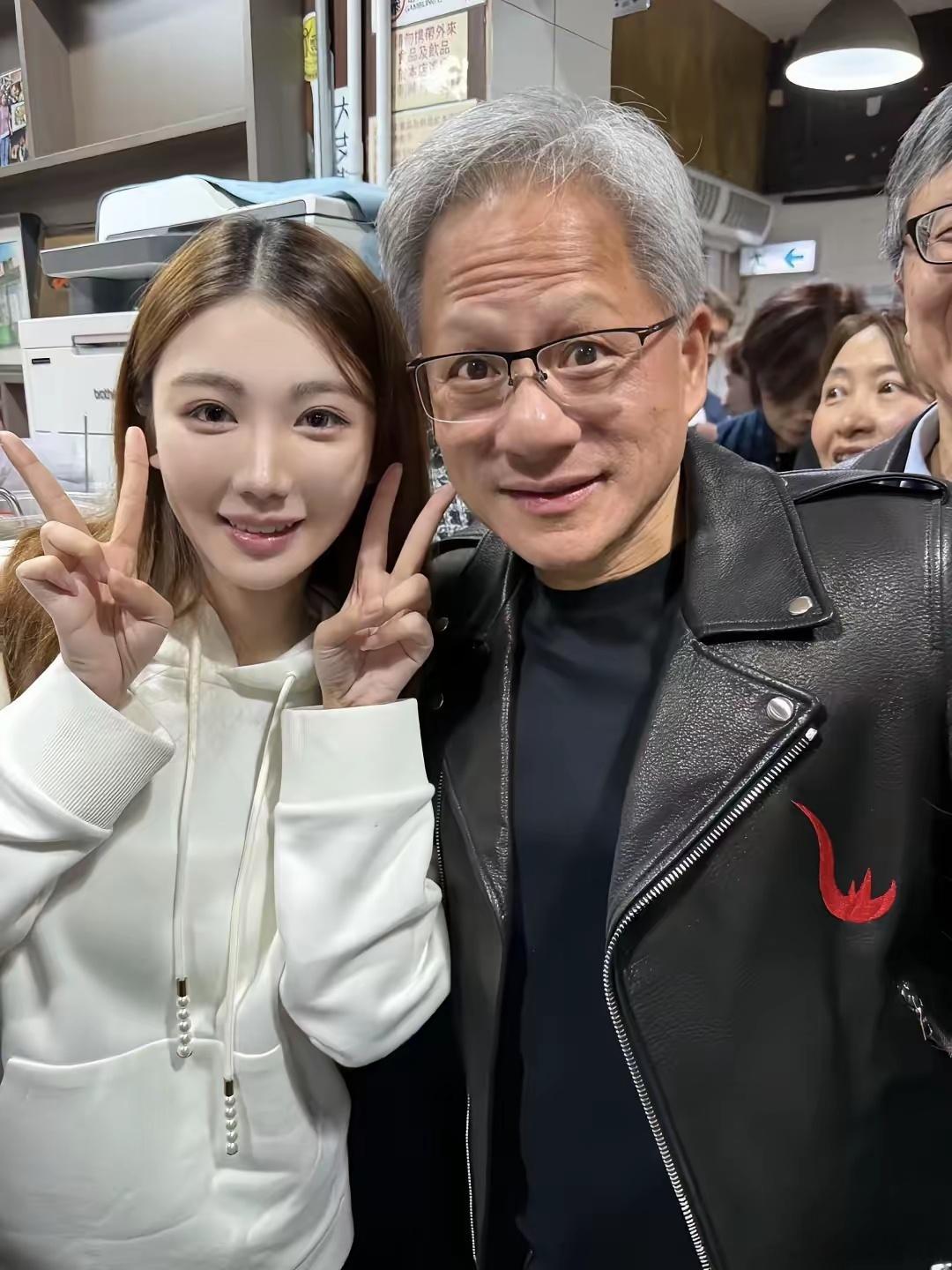 黄仁勋，不管去哪儿都是皮衣，喜欢吃逛当地的路边摊。一直觉得老黄跟雷军，是不相上下