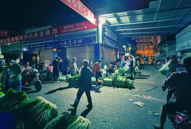 凌晨四点的菜市场：藏着普通人最真实的生存模样，看完瞬间放下焦虑

头条里充斥着太