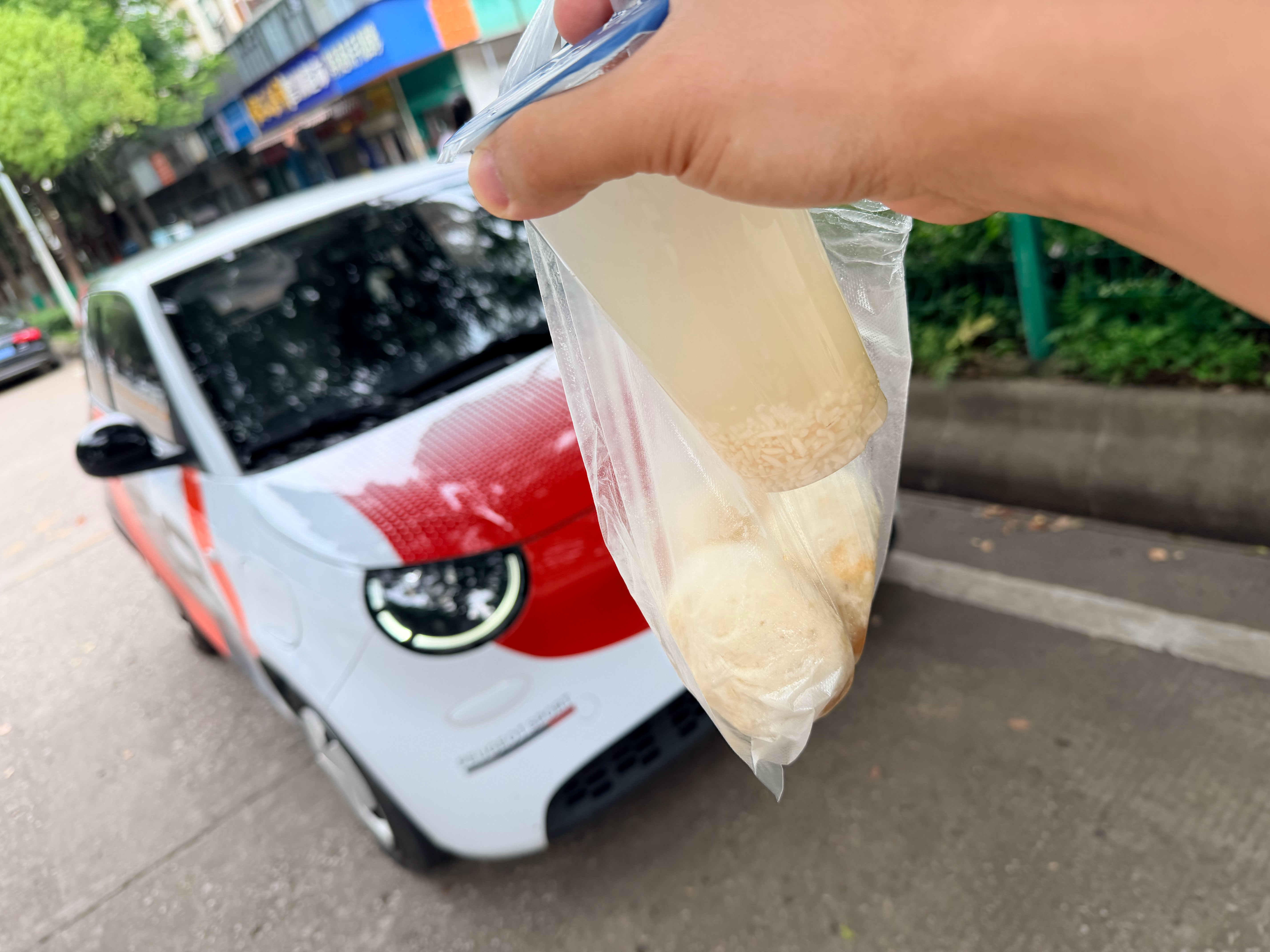 过早车，最近唯一一把遥控钥匙掉了，只能用app开门，因为是便宜的5g方案，每次要