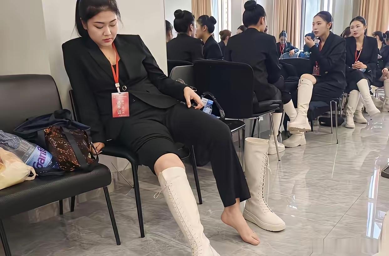 这靴子味道老大了吧，真是干啥都不容易啊！ 