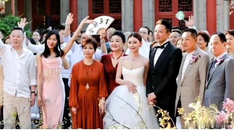 汪小菲二婚比一婚隆重！张兰穿旗袍变端庄了，大合照“家和万事兴” ​！这次婚礼给人