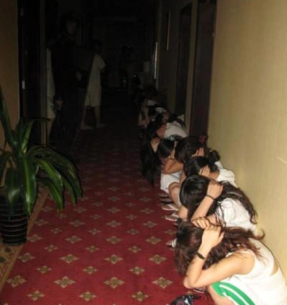 毁掉一个女人，从来不需要暴力
 
KTV昏暗的灯光里，藏着最锋利的刀。
 
有句