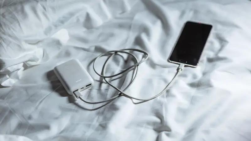 手机充电时有哪些隐患
12月25日，湖北一女子因睡前将手机放枕边整夜充电，导致充