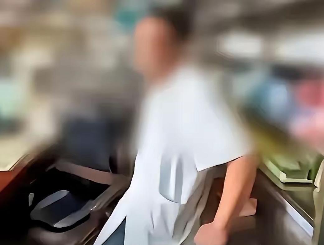 广西桂林一名工人脚底被生锈铁钉扎伤，赶到私人诊所接种破伤风针，不曾想对方暗中用氯