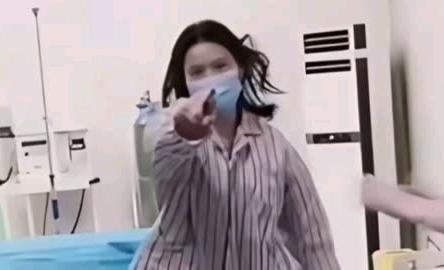 一女子刚生完孩子，就下产床把丈夫打住院，起因是她生产前要求打无痛针，结果婆婆和丈