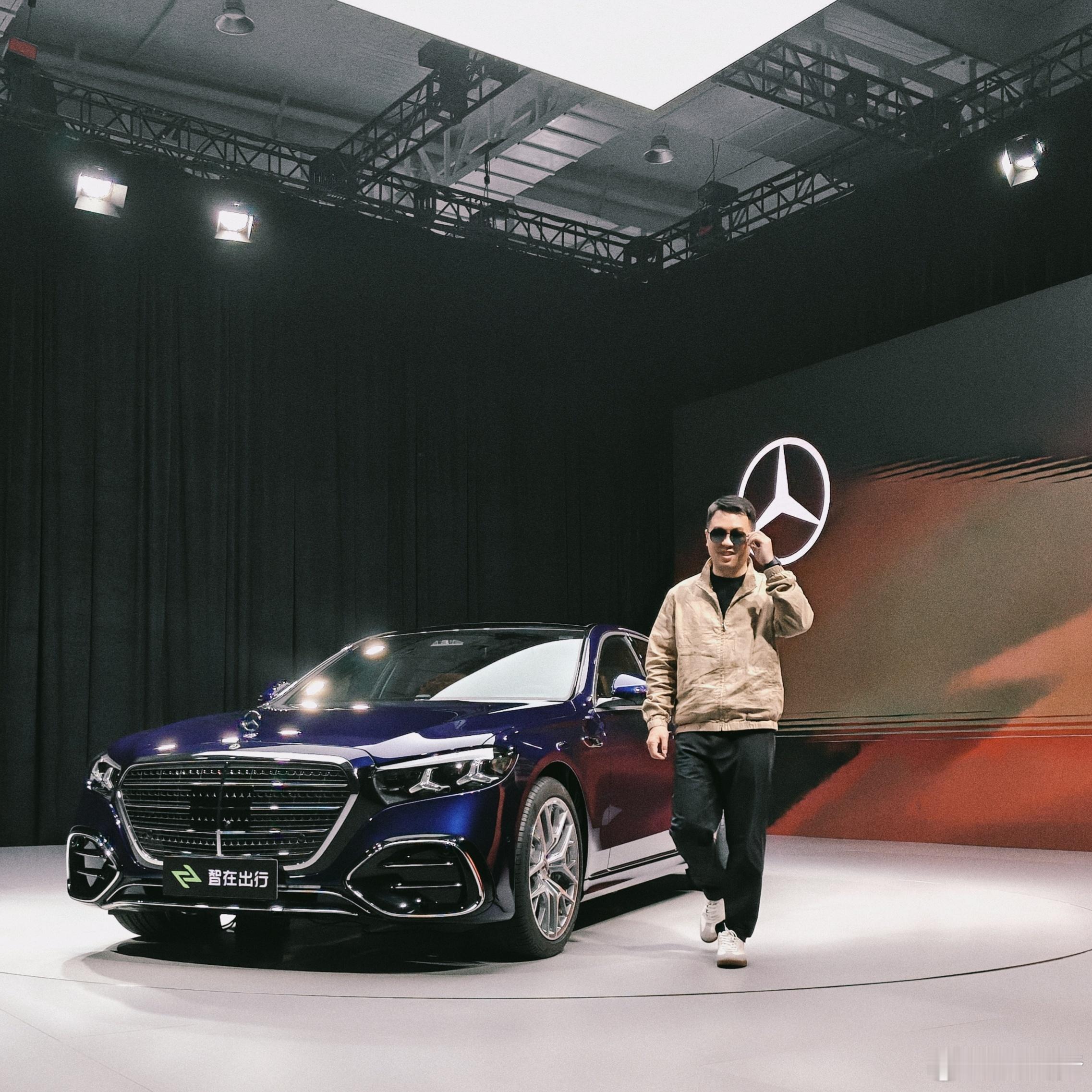 今天其实新一代梅赛德斯-奔驰 S 级也解密，但是视频实在赶不及，原来拍S级真的会