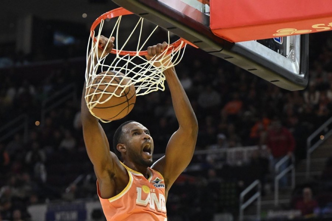 骑士队记：骑士队内有人对埃文·莫布利未被选为全明星替补感到不满。据悉，有人认为这