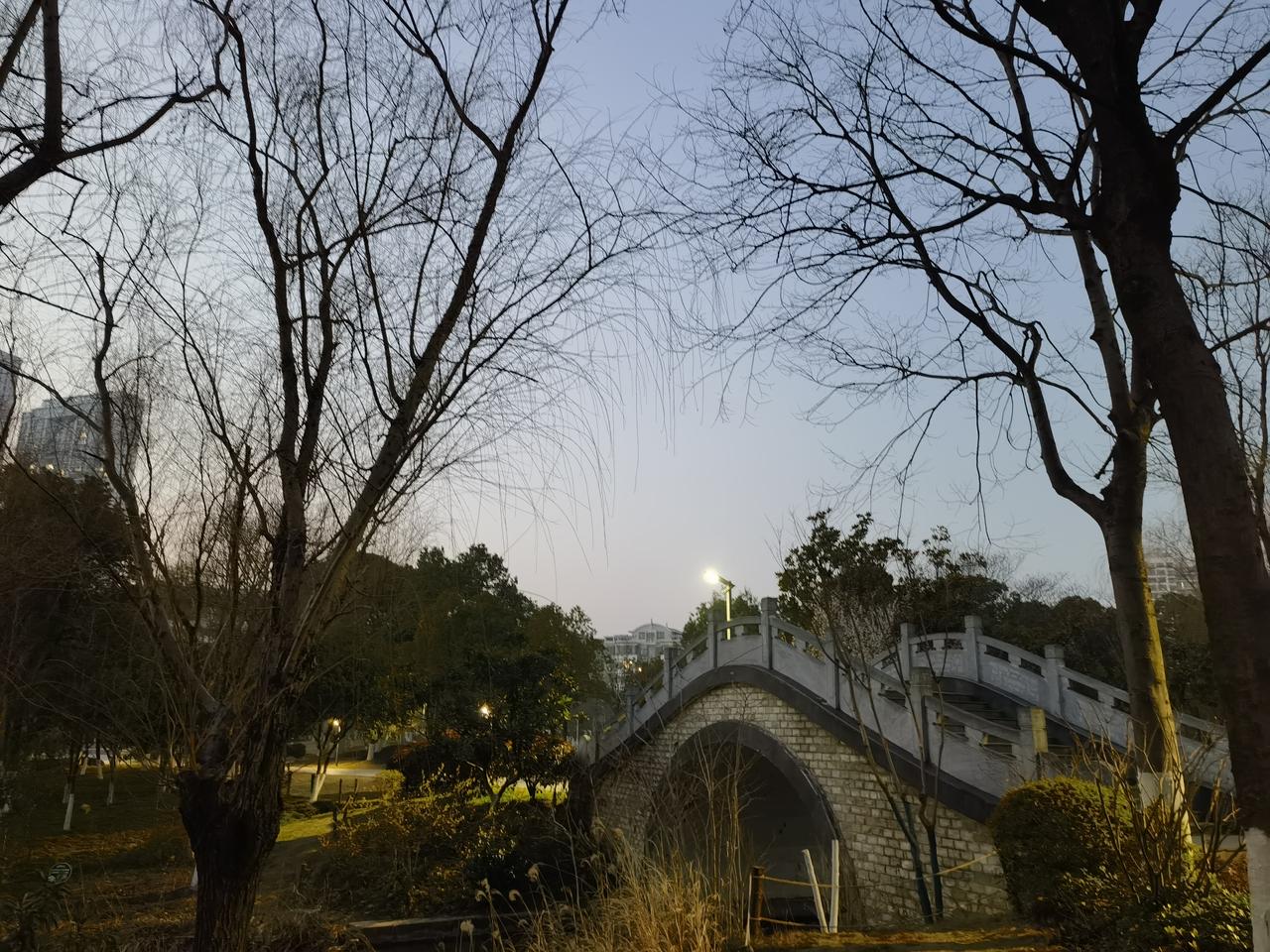 苏东坡在定风波中写道，“回首向来萧瑟处，归去，也无风雨也无情。”这是一种多么通透