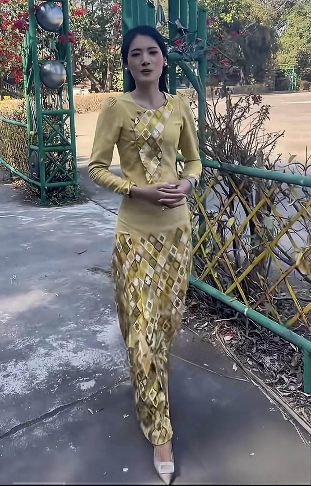 美女的美丽瞬间分享云南盈江目瑙纵歌节上最引入注目的穿黄衣服的美女月莱瑾。她整个人