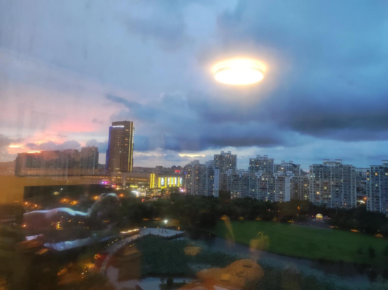 一个女人，用诗歌记录了一段短暂的想象中的唯美爱情 ，她在沪渝之间穿梭 ，写出了一