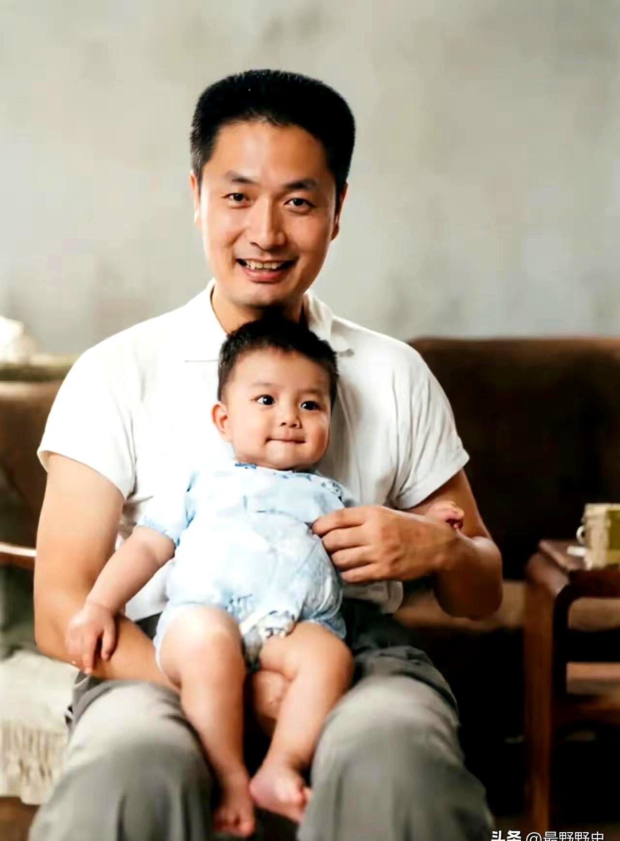 照片里，陈小鲁怀中那个小小的孩子，长大后一直很低调。
他叫陈正国，是名副其实的“