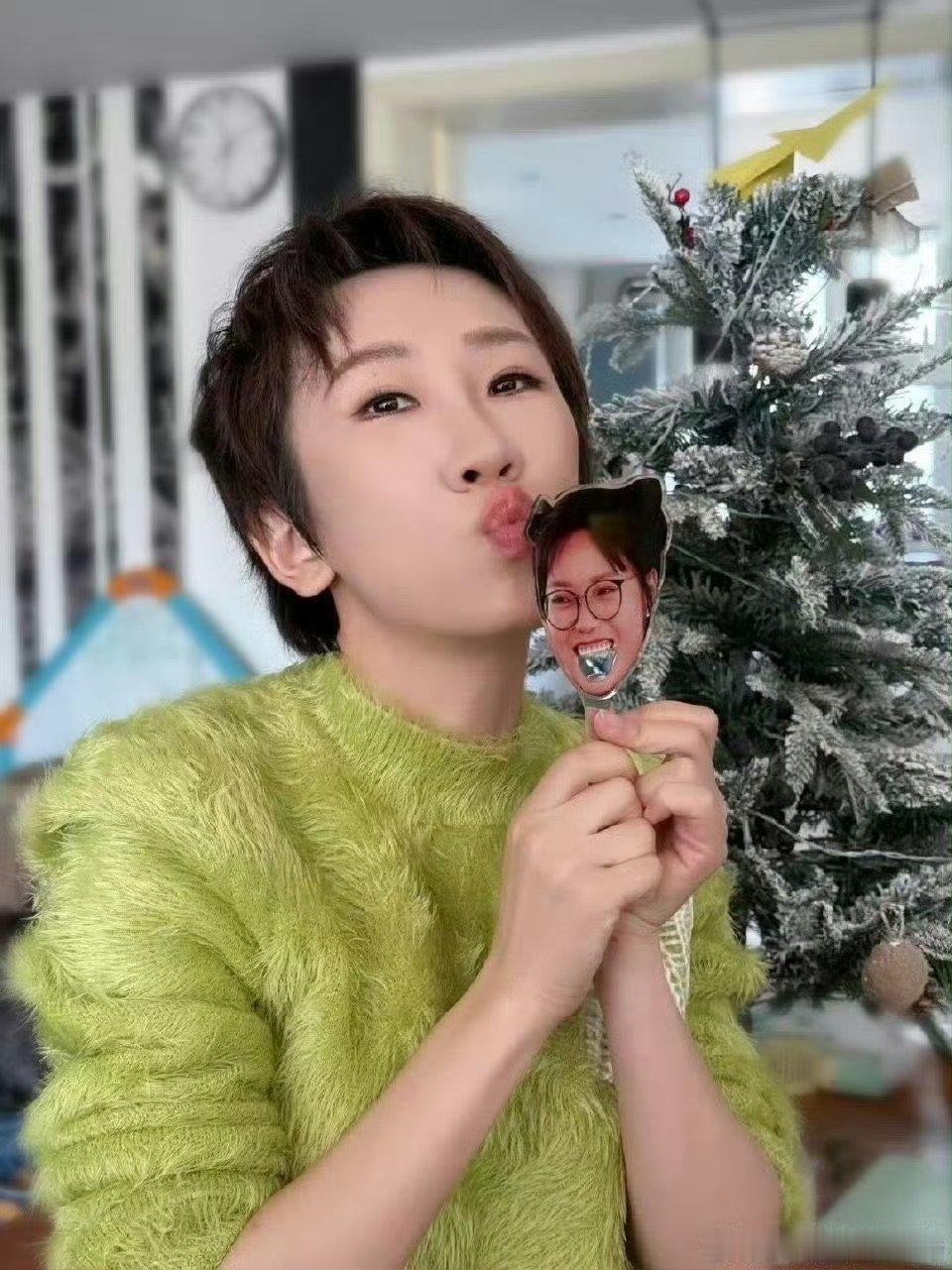 张踩铃拖家带口上辽视春晚 喜剧新势力，张踩铃家庭喜剧团辽视春晚首秀，笑点密集，不