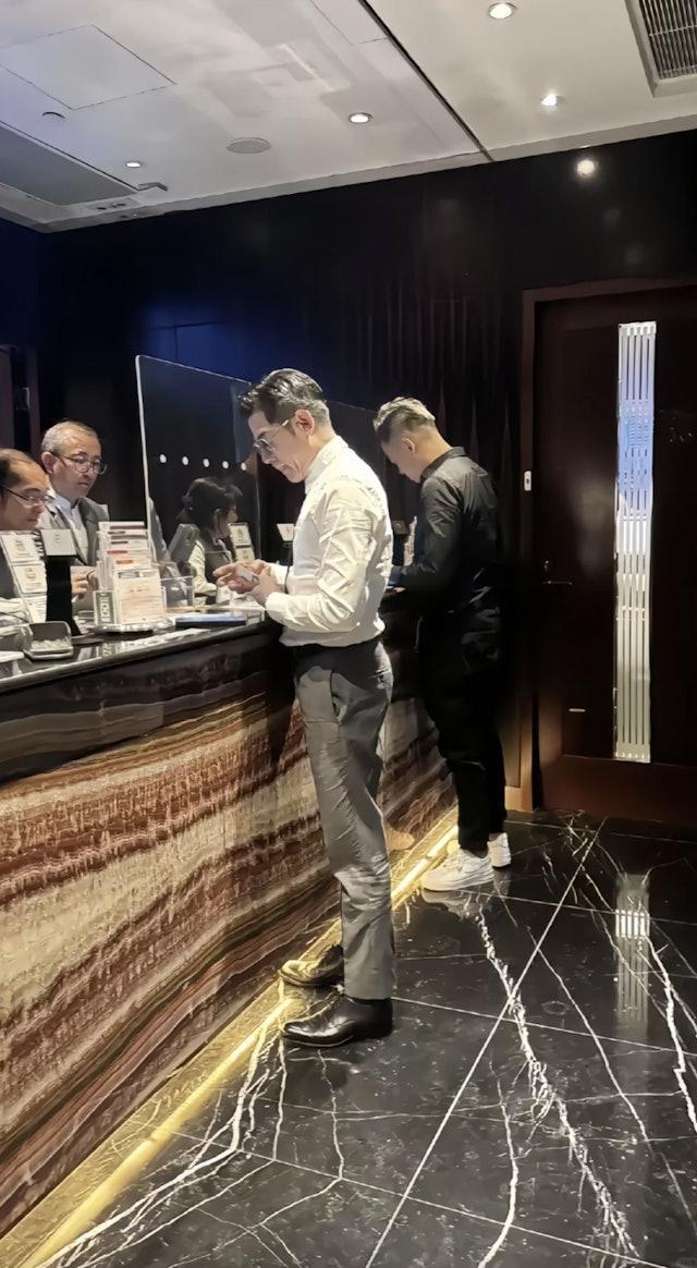 59岁郭富城马场私照曝光风度翩翩，入行前做冷气技工，晋升顶流娶嫩妻！
现年59岁