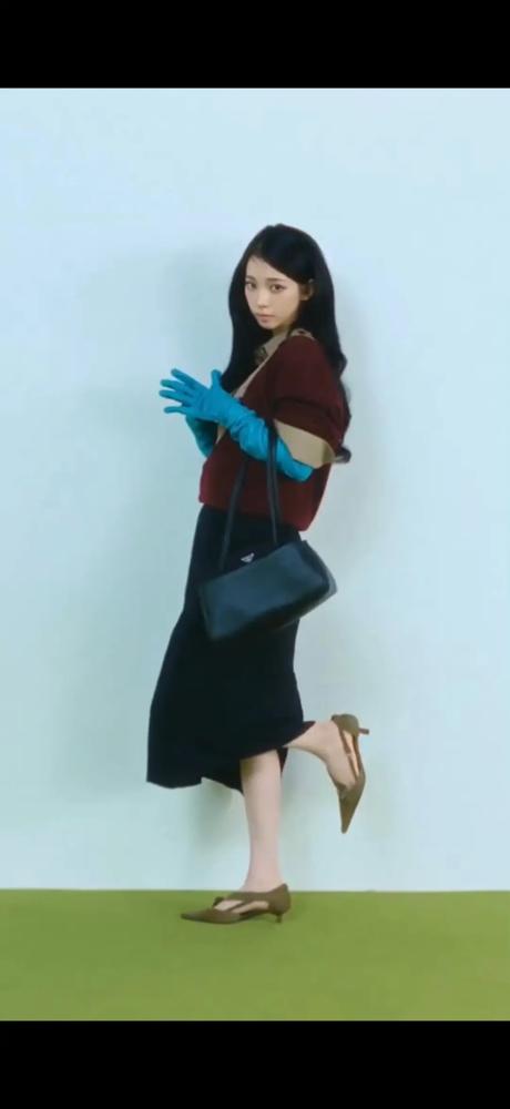 杨幂和柳智敏这一撞衫，彻底把Prada的“阳谋”给扯开了，粉丝们却还在为谁是“亲