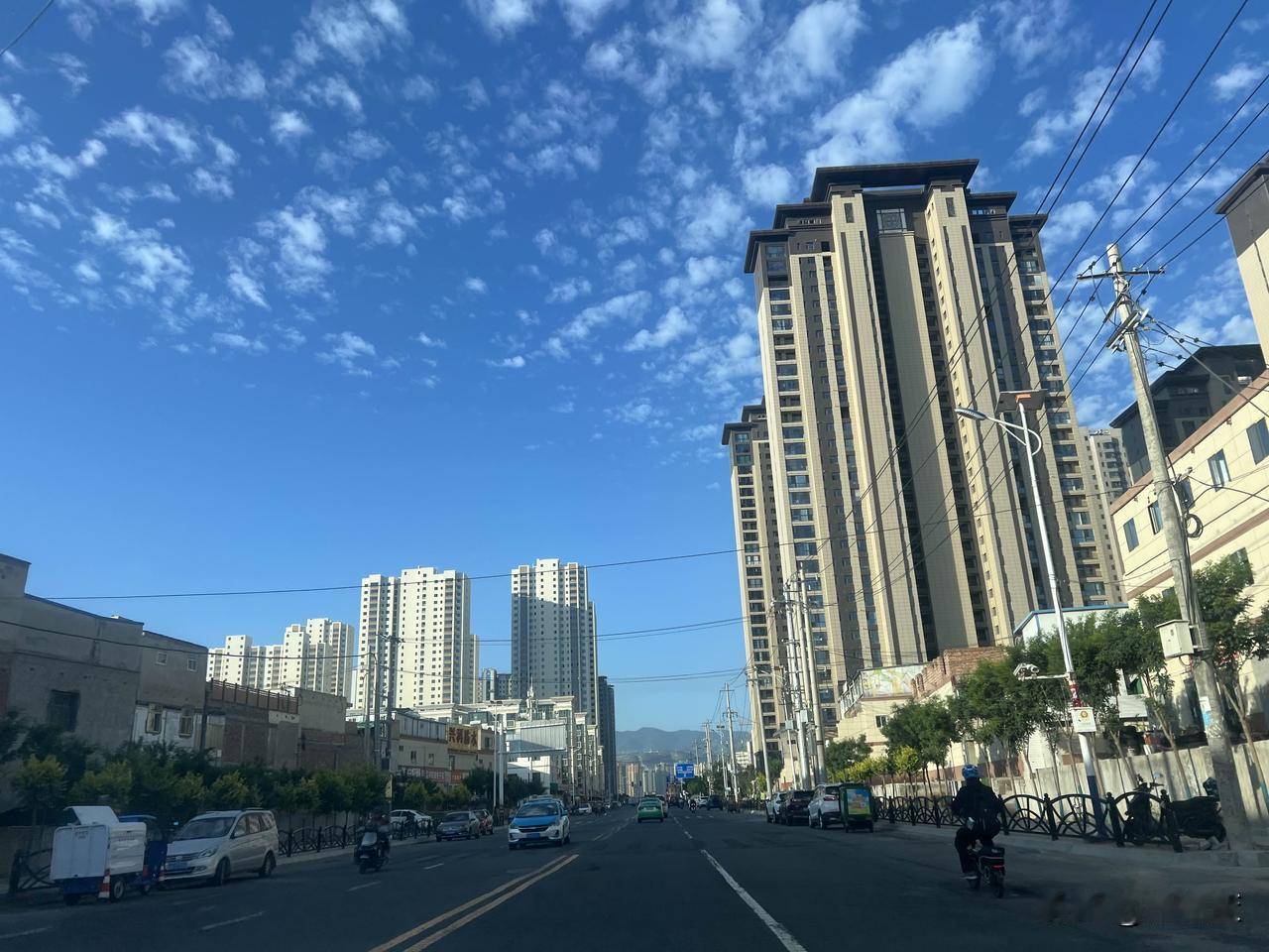 兰州今天早晨又是一个大晴天，看着照片上天空的颜色就知道今天的天气不会凉爽。
今天