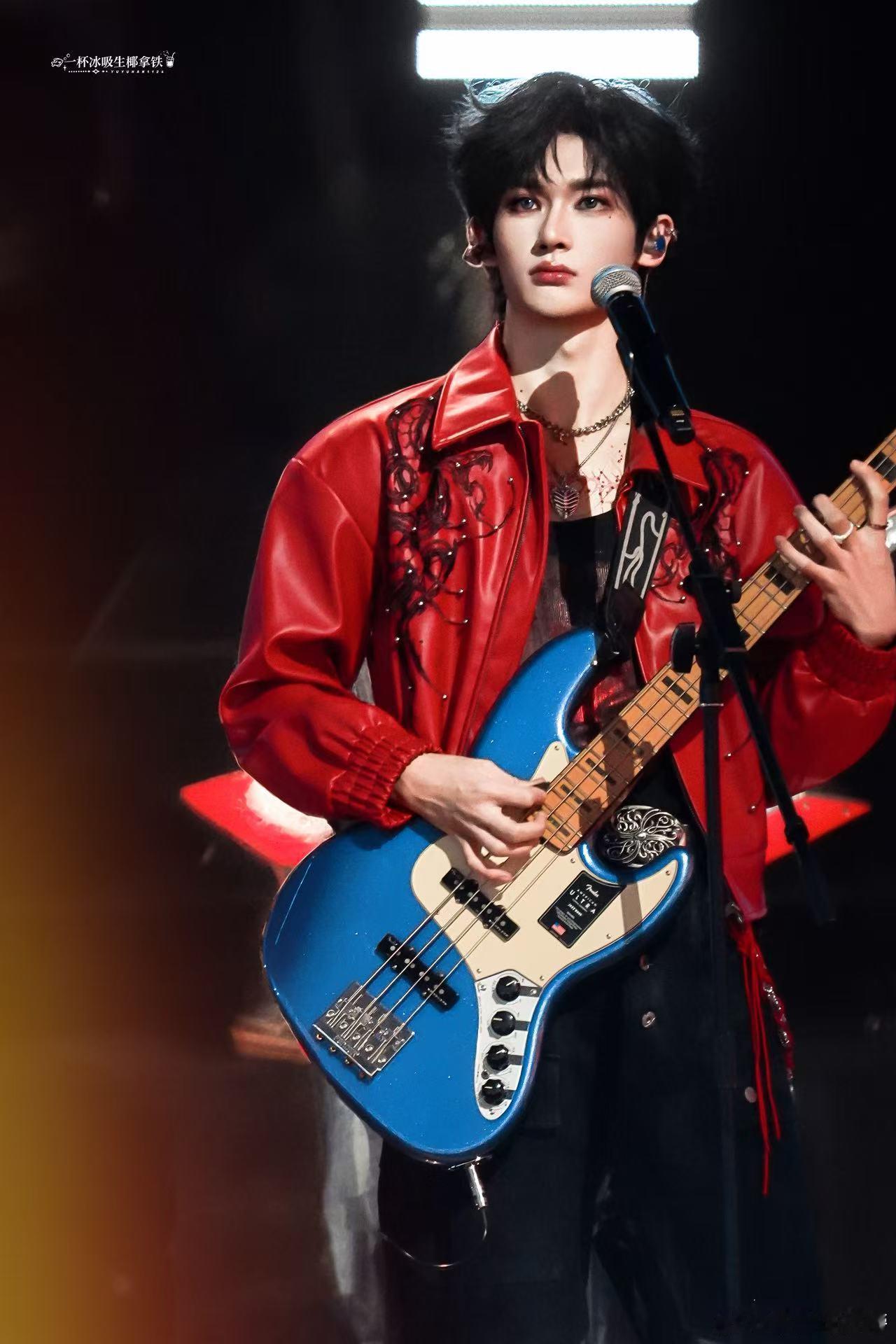 余宇涵戴了美瞳 这段自我介绍里的美瞳真的选到精髓，衬得眼神又亮又清透，少年感里多