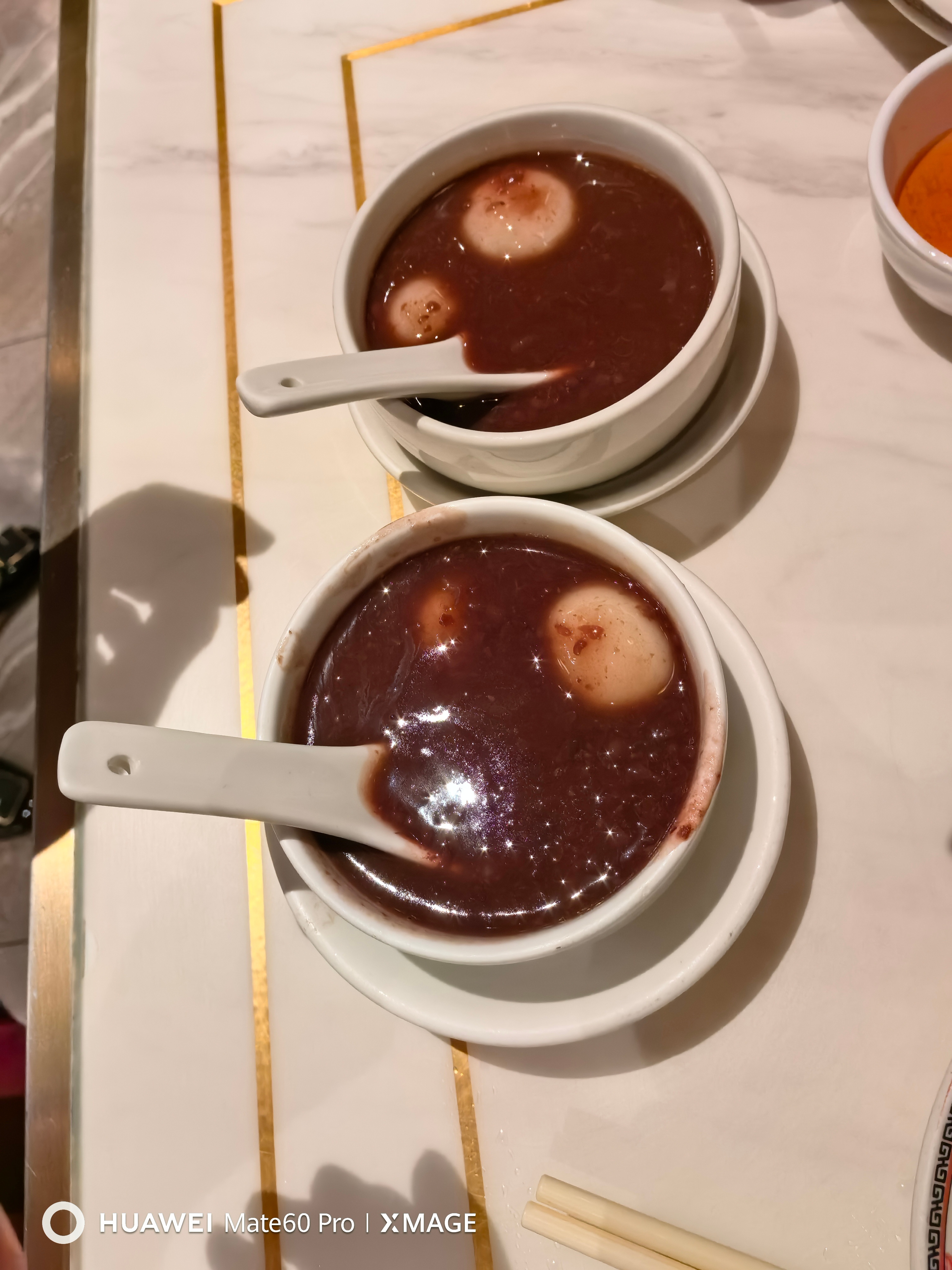 大家今天吃汤圆了吗~出去吃饭，送了两碗红豆沙汤圆🥣🥣 