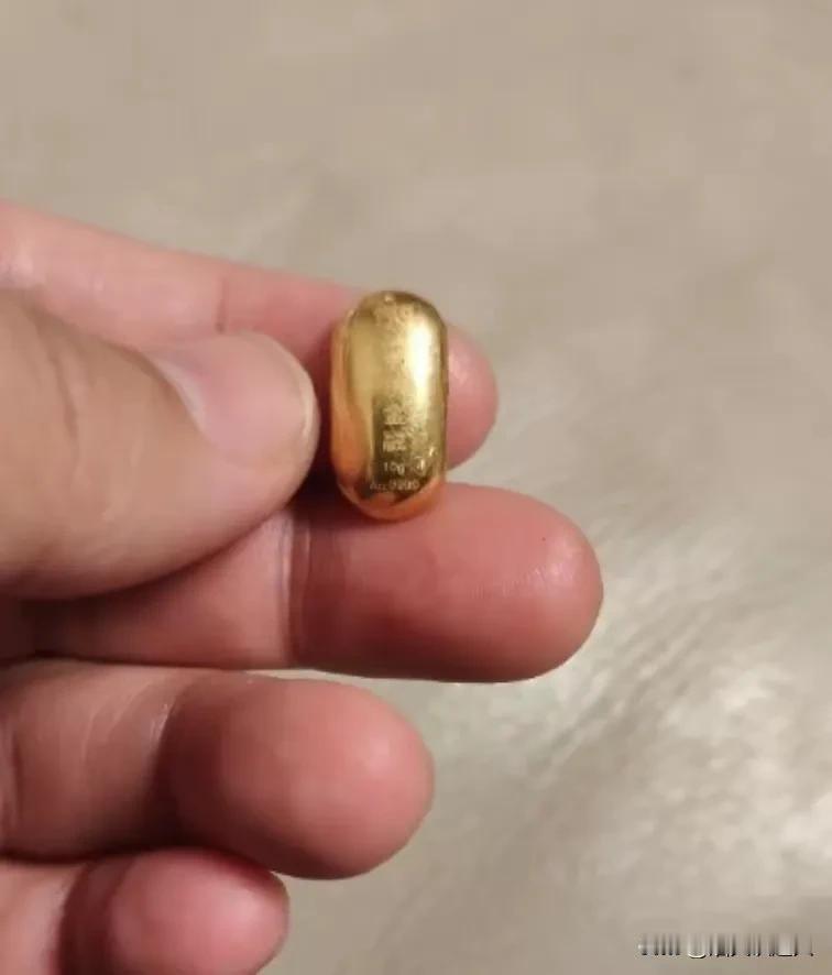 这事儿能讲一辈子的家庭笑谈了。
一万块金豆刚买，转头被娃咽了
妈妈吐槽：每天提醒