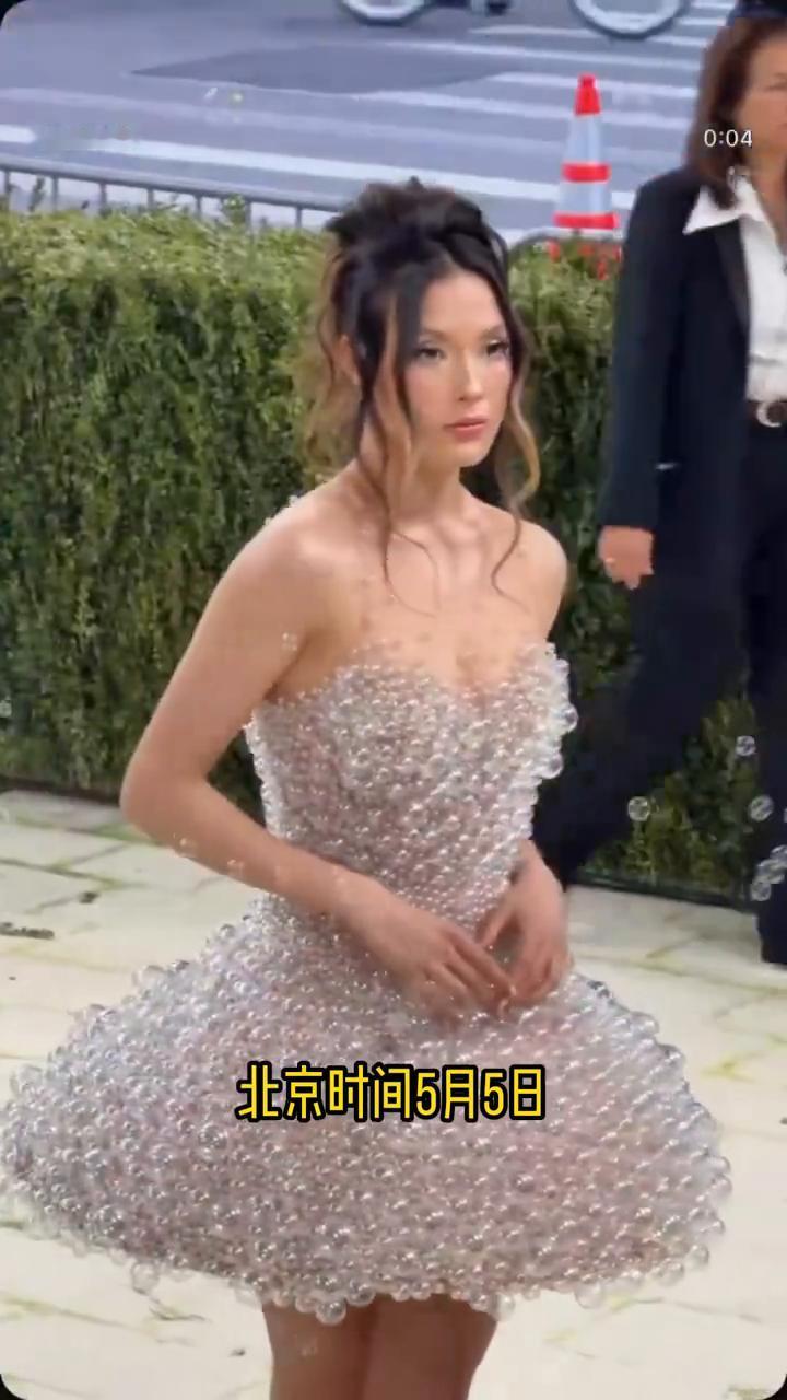 冬奥会冠军谷爱凌惊艳亮相，2026 MET GALA。
北京时间5月5日，大都会