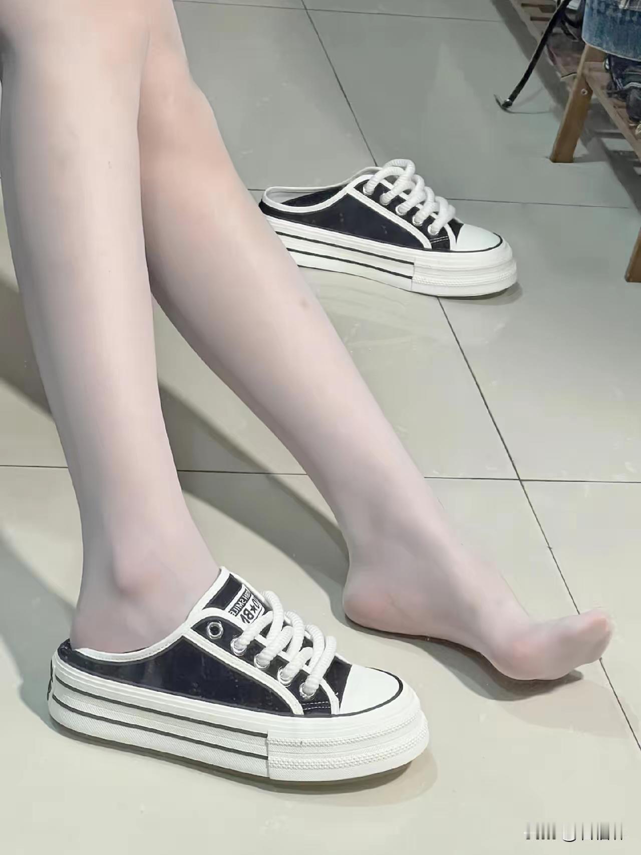 清新少女风，黑白帆布鞋搭配裸色丝袜，轻松舒适！白丝[话题]
