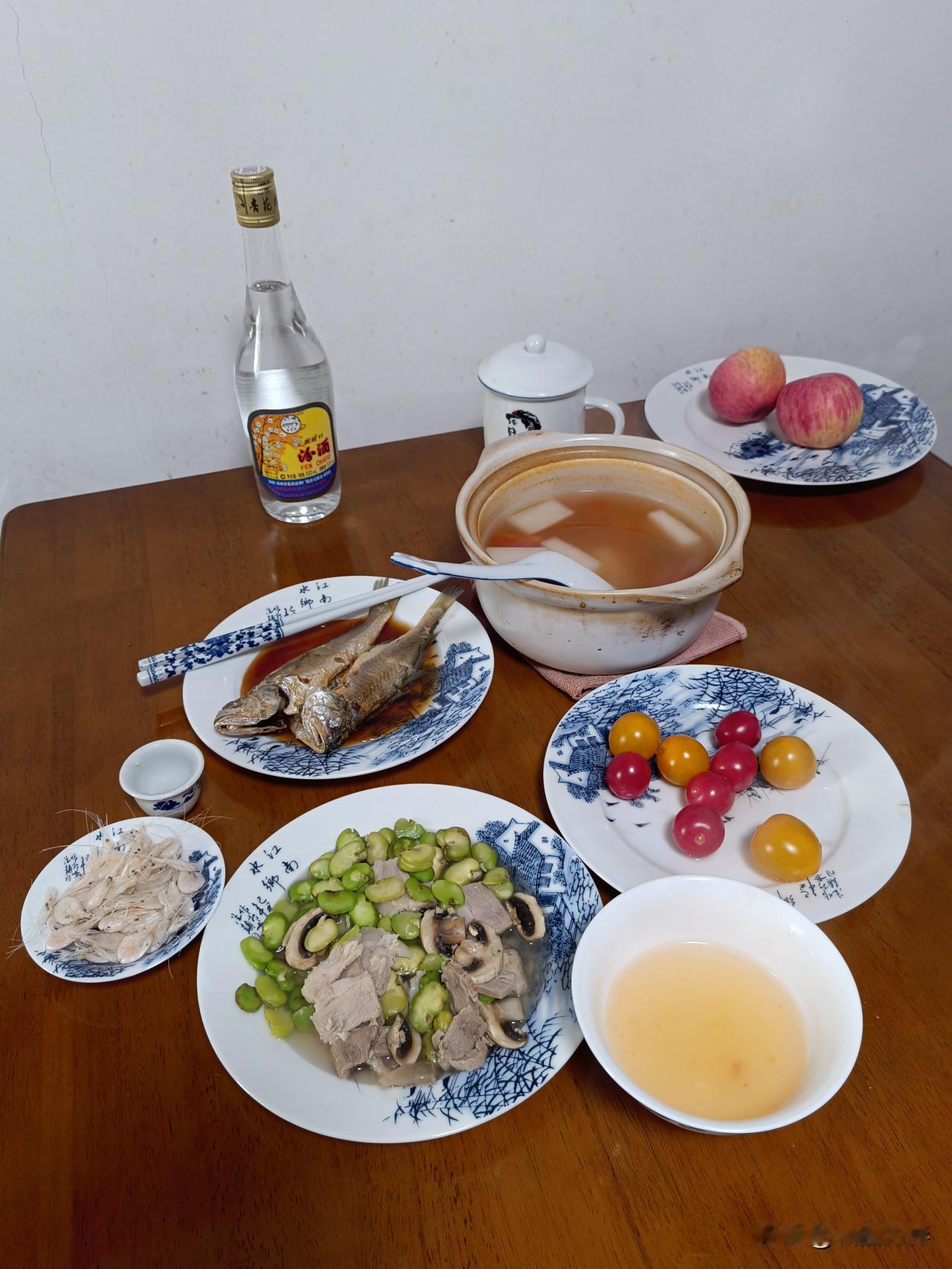 今天的风好大呀！呼呼的，春天了，风吹着身上也不冷了。73 岁的单身老男人中午喝着