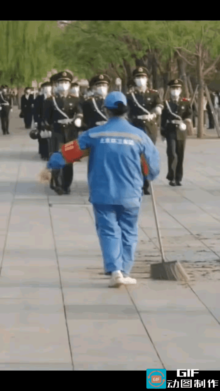 环卫大妈随口一句话，整支武警队伍主动绕道！
        一支整齐的武警部队正