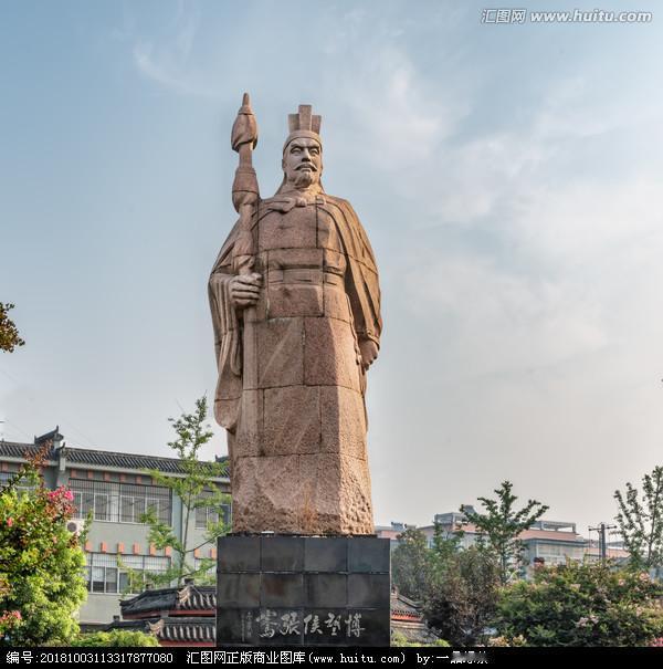 《张骞：被匈奴扣押13年，娶妻生子还混成“西域通”，却在宴席上偷偷藏起一粒葡萄籽