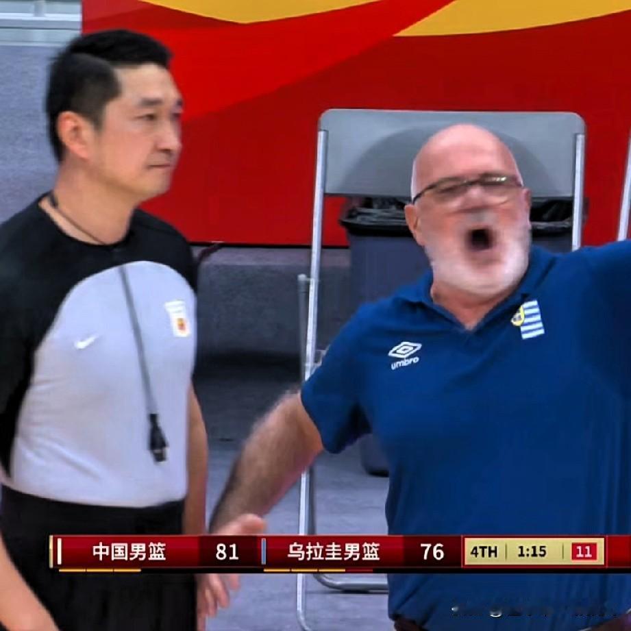 乌拉圭主帅情绪激动！拉着裁判把自己球员被吹犯规动作演绎一遍，非常不服气，认为不是