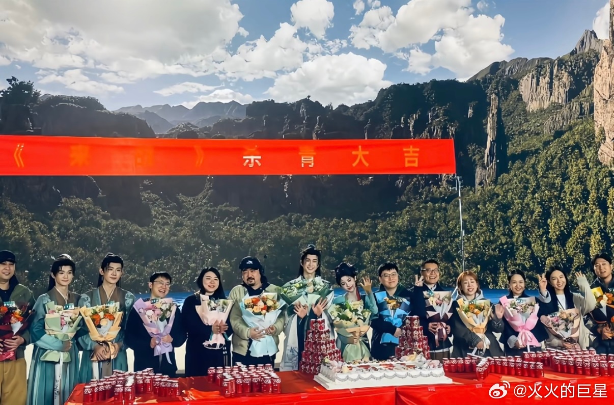 鞠婧祎、张云龙《来战》杀青合照鞠婧祎张云龙来战杀青合照鞠婧祎张云龙杀青合照