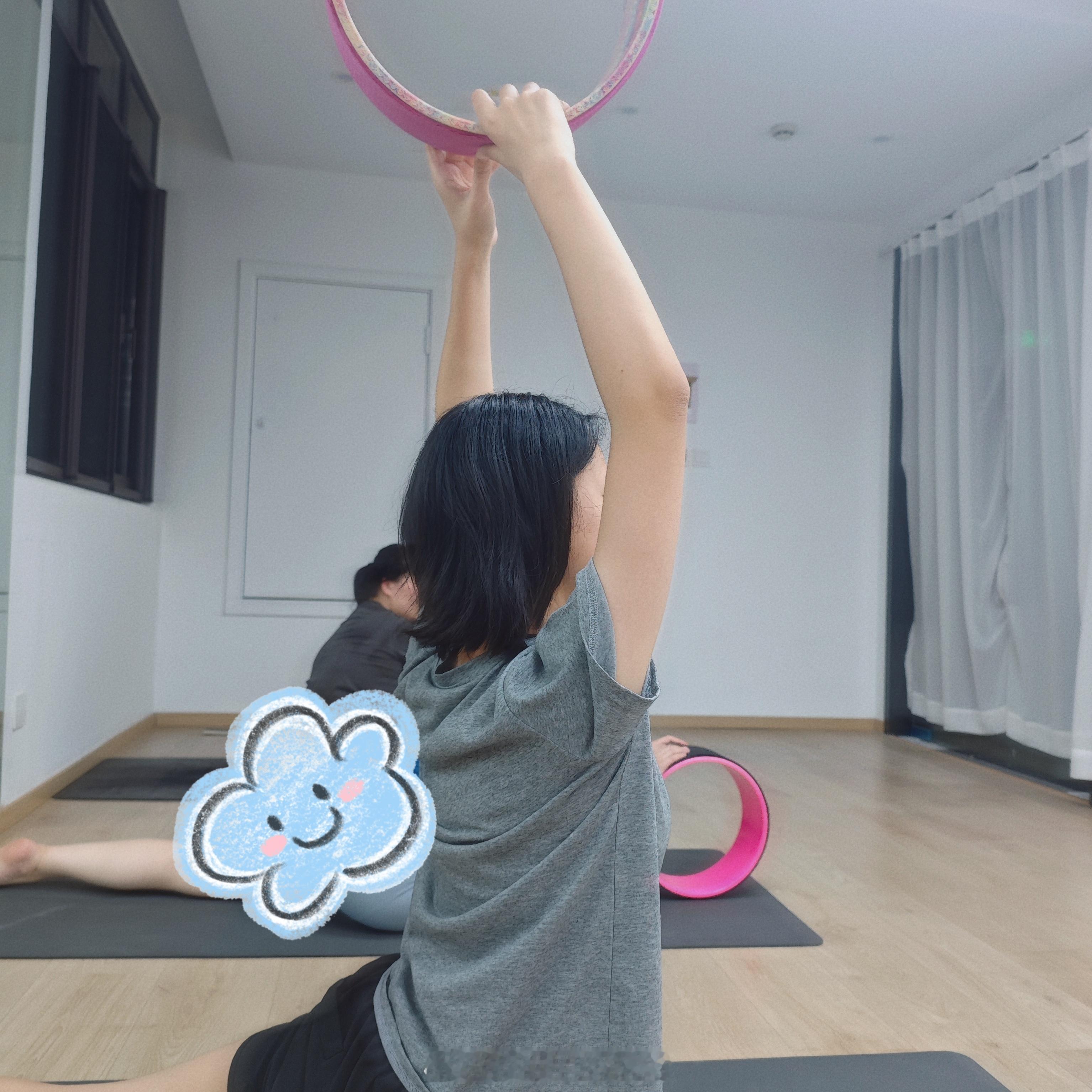 又来练瑜伽啦我们娘俩都有专属的全场唯一动作突然觉得自己好厉害啊哈哈哈哈哈哈 