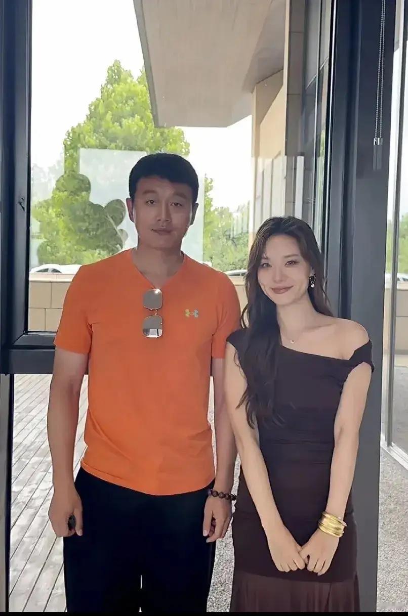 佟大为旁边女士是谁？非常有气质