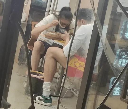 排球女神张常宁夫妻这大长腿真是绝了，有种快要把饭桌给“顶翻”的感觉！