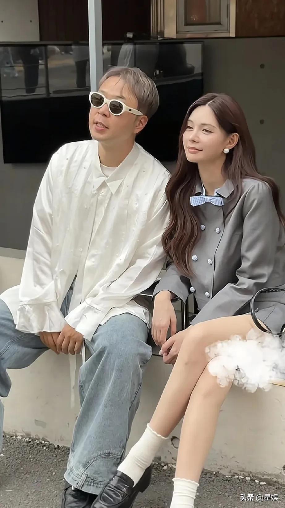 杜海涛沈梦辰两个人坐在长椅上，看起来很开心。