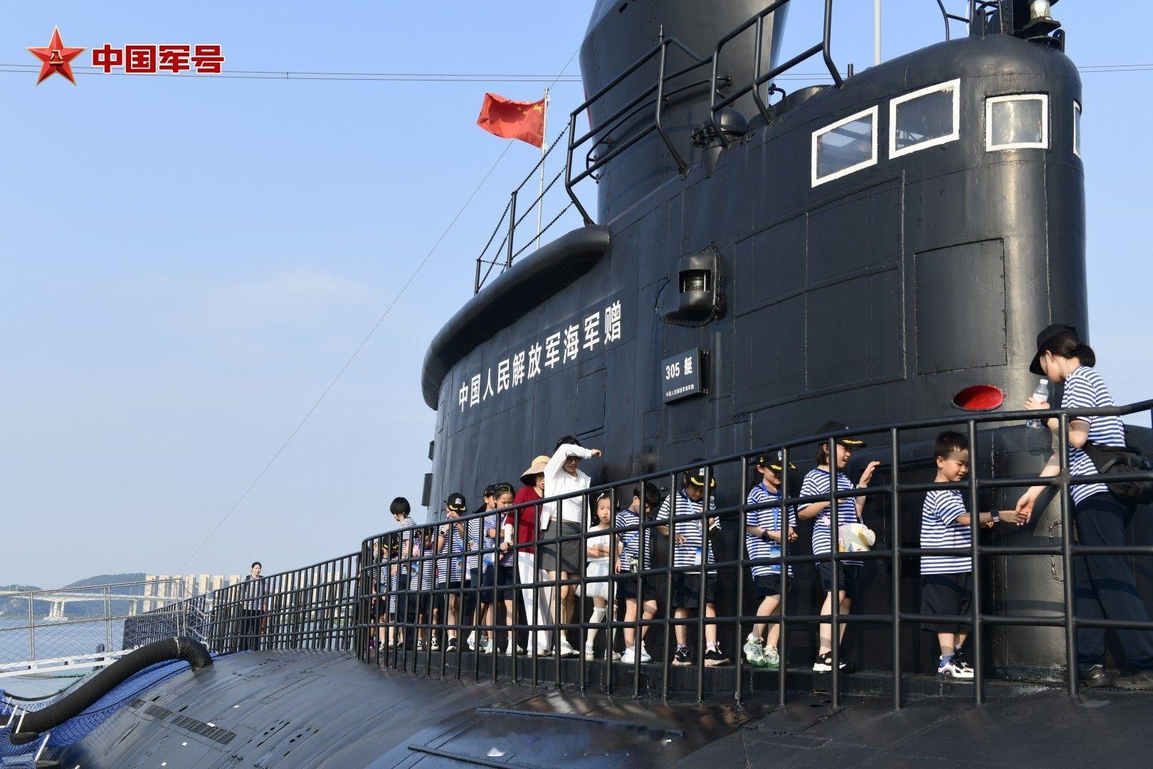 【这样的夏令营大朋友也想参加！一起打卡军营里的夏令营→】近日，由东部战区海军参谋
