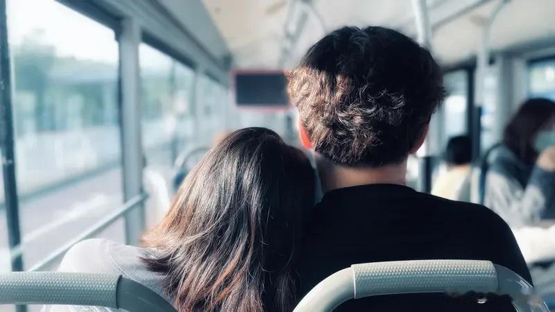 婚姻幸福的前提不是在感情和经济里做选择题，而是排序题。
      先看经济，它