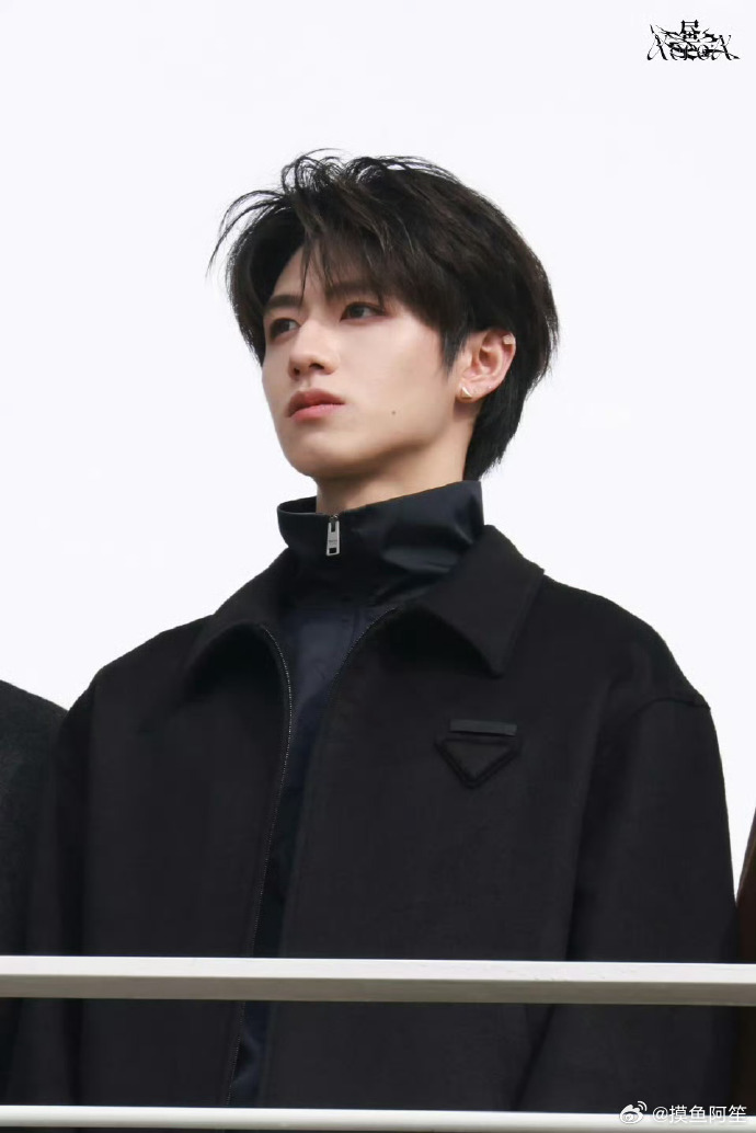 登陆少年Prada外拍，哥几个的造型都很好看诶，完全能get 到 