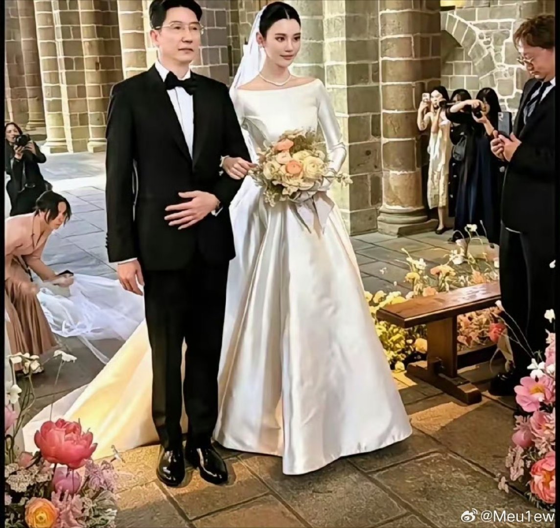 奚梦瑶爸爸仪态身形真的很优越了他爸爸头很小脖子很长，单独看不觉得很高，但是和小明