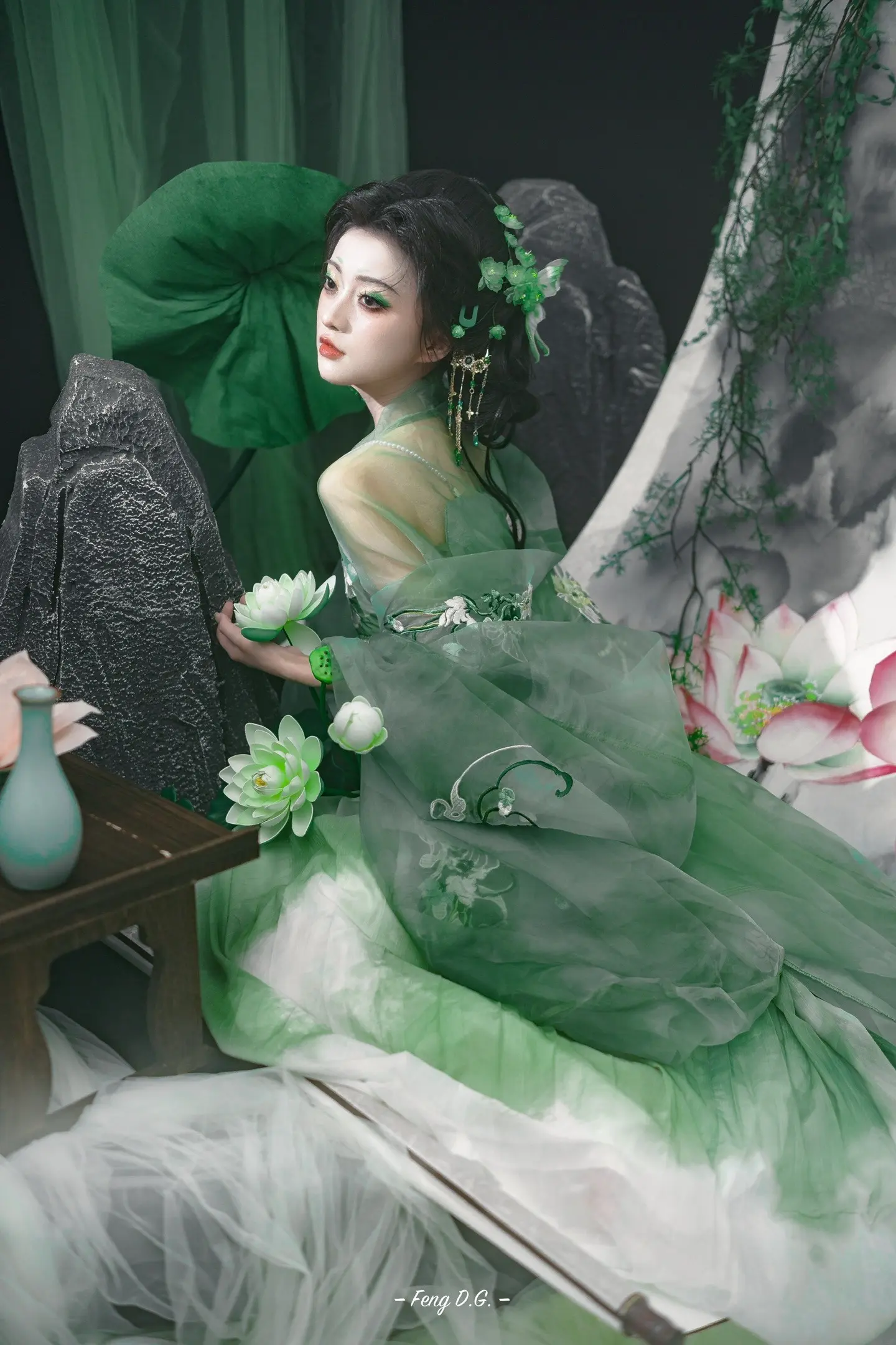 广州📷丨青蛇绿。🧚 
💄 
绿到浓时，美至心头。
本来想拍仙女一点的画中荷花的，没想到希希师傅给了我不一样的感jio，外加我买的画又短又粗的，非常不仙女。那就临时把“仙”改成了“妖”，青蛇既视感。可能这就是特别的缘hun吧，每次都能碰撞出别样的火花。