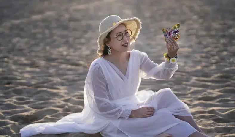 中年男人公园散步时，肩膀轻轻碰上，她瞬间侧身闪开，这拒绝的信号竟藏着多大心酸？