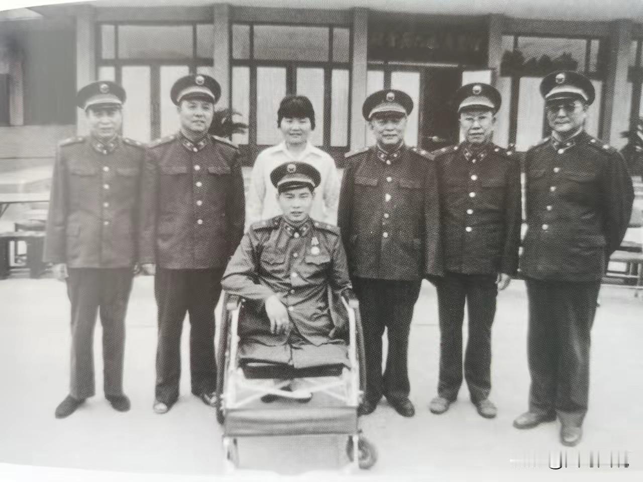 几位老将军甘愿当绿叶，让特等残废军人展亚平和他的妻子站在最中间，表现出对英雄最大