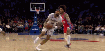 NBA赛场镜头：
   小杜兰特英格拉姆，这个动作，天赋尽显呀！莺歌97年的，今