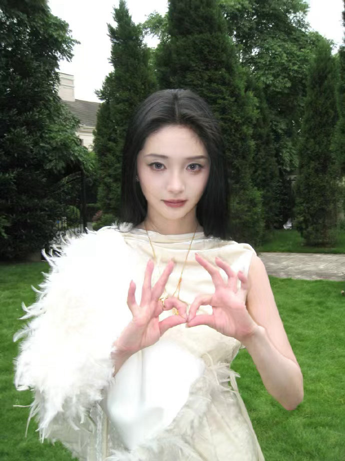 周洁琼杨真真同款比心周洁琼美成啥了 周洁琼黑长直阴湿造型大片来啦~还有杨真真同款