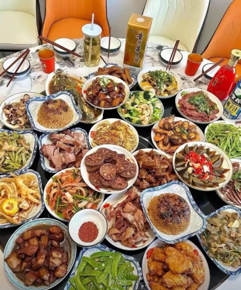 这一桌饭得普通人一个月辛苦的工资吧