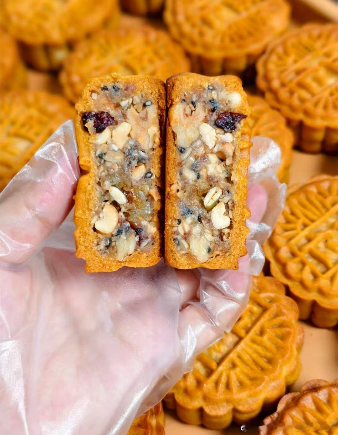 五仁月饼要竖起来对半切才好吃 月饼吃法小技巧，五仁一定要竖起来对半切，果仁碎均匀