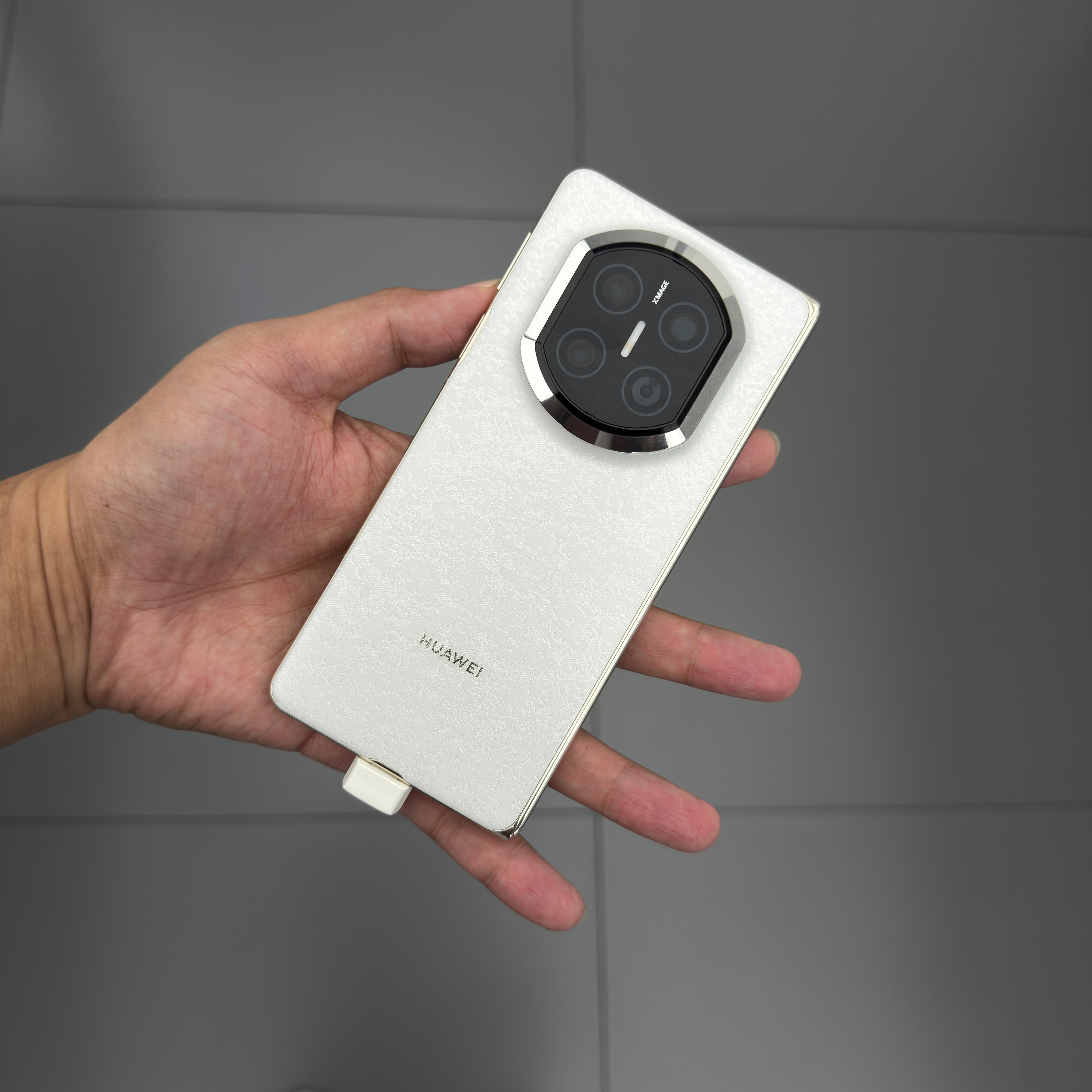 华为Mate X7的折痕比X6有明显改善，而且很高兴华为没为了卷轻薄而砍掉扬声器